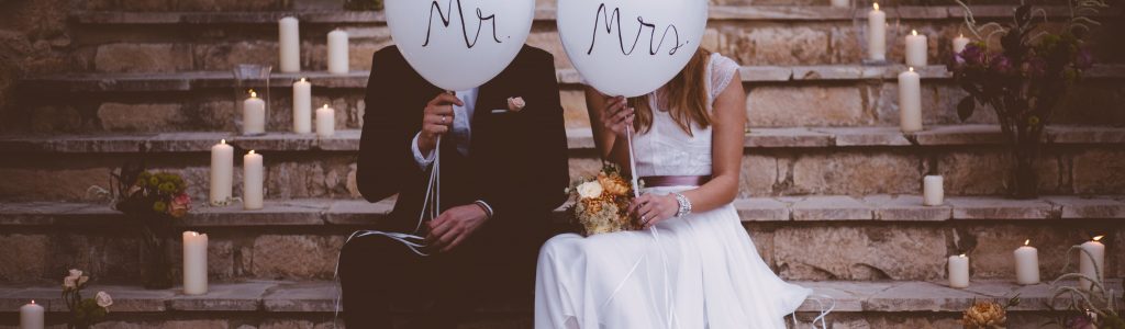 Photographie du couple avec des ballons